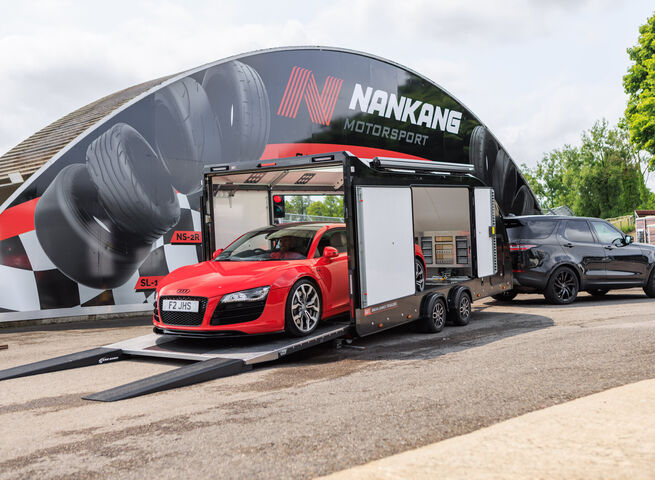 Kryté přívěsy pro automobily