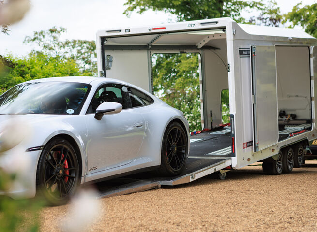 Kryté přívěsy pro automobily