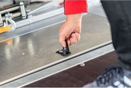 Přední podpalubní úložný prostor