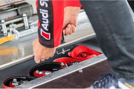 Přední podpalubní úložný prostor