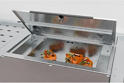 Přední podpalubní úložný prostor