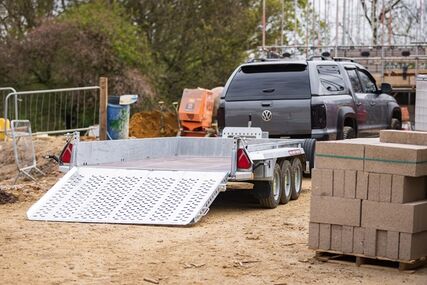 Masivní děrovaný zadní panel